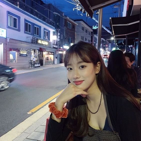 ‘긴 생머리+옅은 화장’으로 ‘여친짤’ 무한 생성해낸 에이프릴 이나은