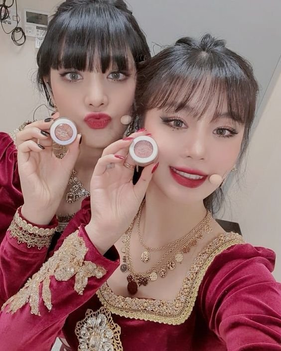(G)I-DLE (여자)아이들 on Instagram: “[#아이들] 마지막까지 최선을 다했던 #퀸덤 파이널 경연! 더 빛나는 #LION 무대를 위해 #글리터맛집 #터치인솔 과 함께했어요! (수진은 9호, 민니는 8호가 찰떡❤????) - #여자아이들 #G_I_DLE #QUEENDOM”