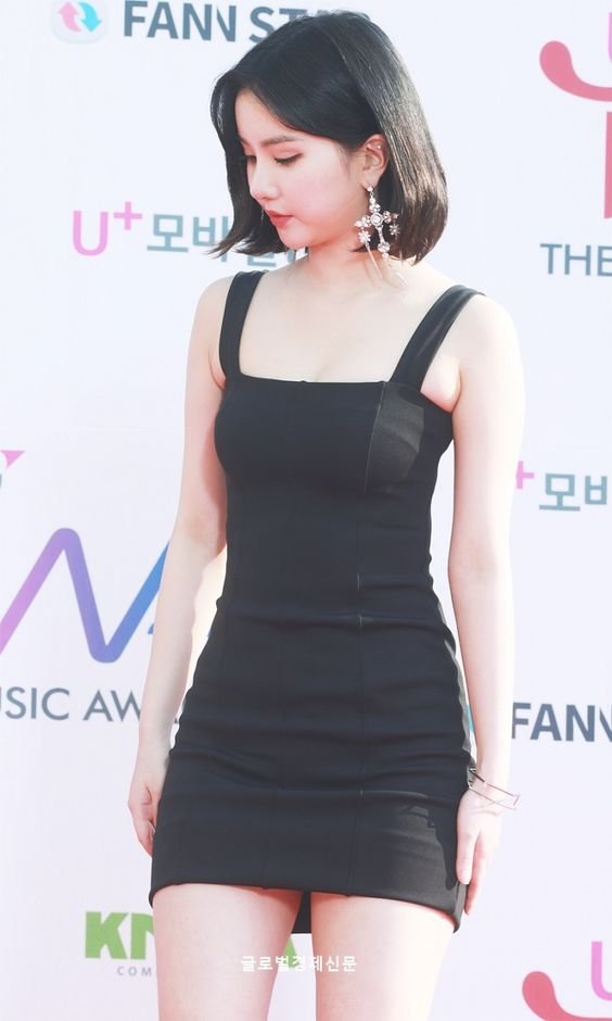 단발 여자친구 은하 검정 원피스