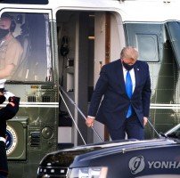 2일(현지시간) 미국 메릴랜드주의 월터 리드 군병원에 도착한 도널드 트럼프 대통령이 전용헬기에서 내리고 있다. [EPA=연합뉴스]