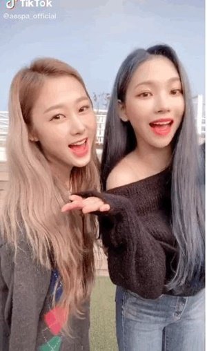 에스파' 카리나, 멤버 지젤과 함께 상큼한 미모로 전한 근황은? '풋풋함이 한도 초과' - 뉴스웍스